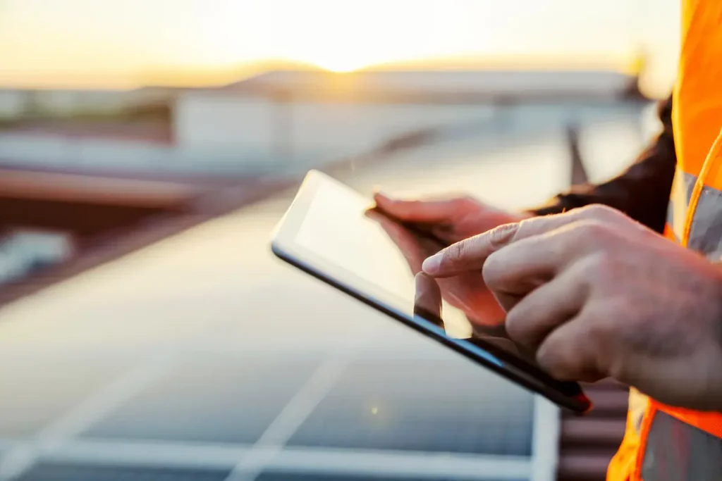 technicien panneaux solaires